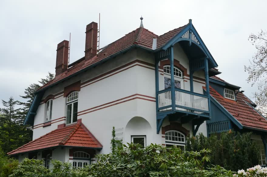 Wohnhaus mit frisch gedecktem Ziegeldach